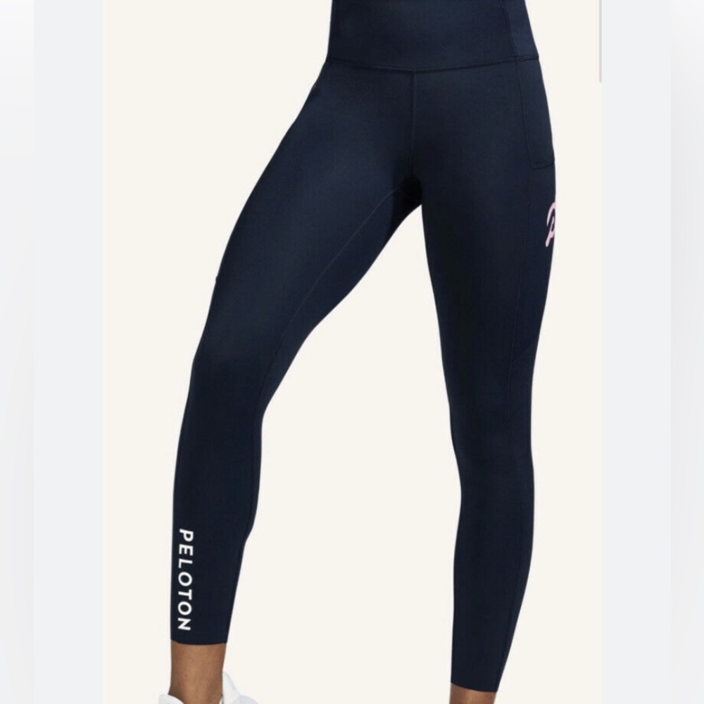 Lululemon Fast and Free High Rise right in Navy with Peloton Logo size 4